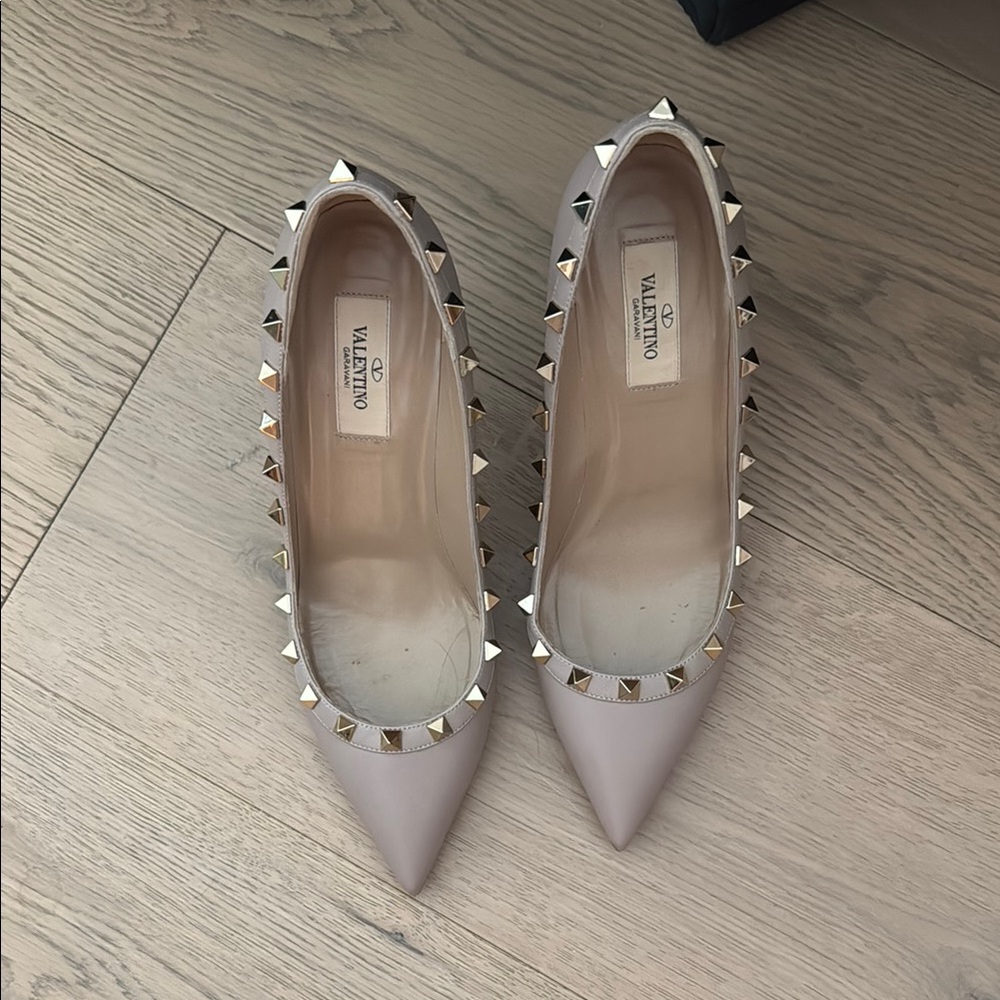 Valentino Garavani Rockstud Pump heels in poudre size 38